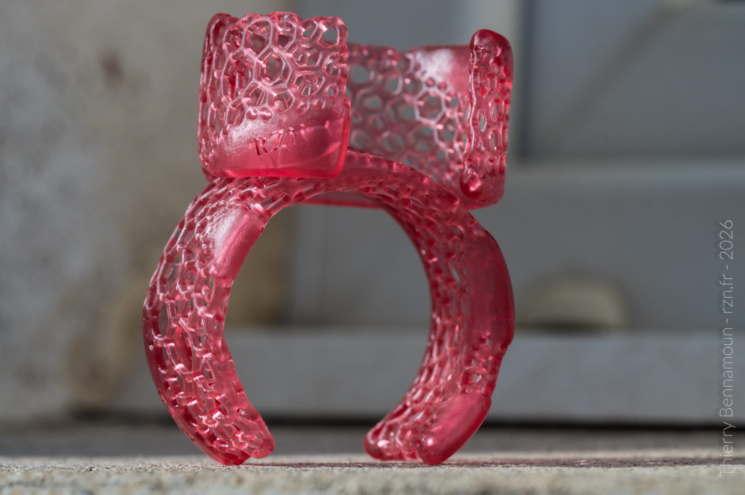 Bracelet Voronoi Résine ouvert Rouge translucide – Petite série – Image 5